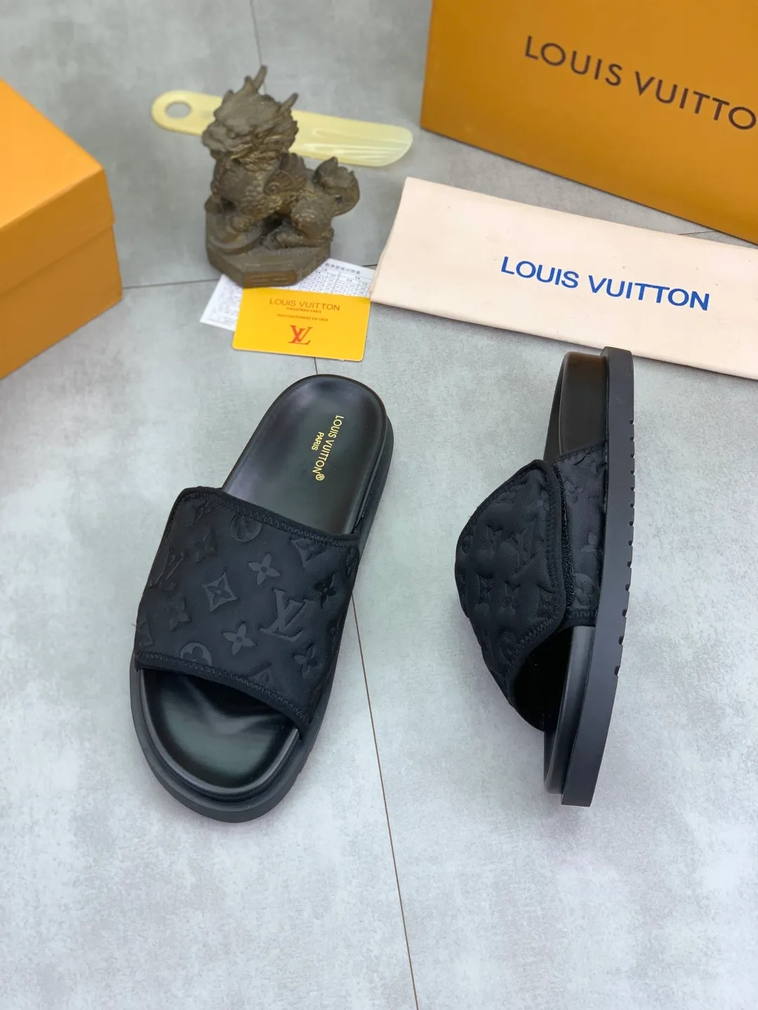 Men's shoes 💰P320 💰[New style]🆘 Original quality [LOUIS VUITTON] The popular Louis Vuitton LV men's slippers on the official website are on sale simultaneously! Original fabric imported from Italy, original factory special supply, code number: 38-44 (45 customized), many colors available